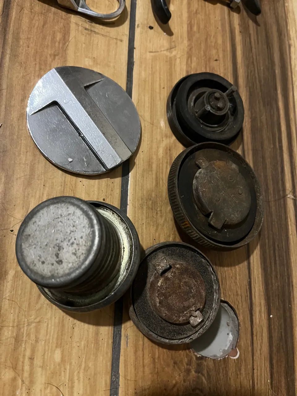 Tampas de tanque de combustível antigas 