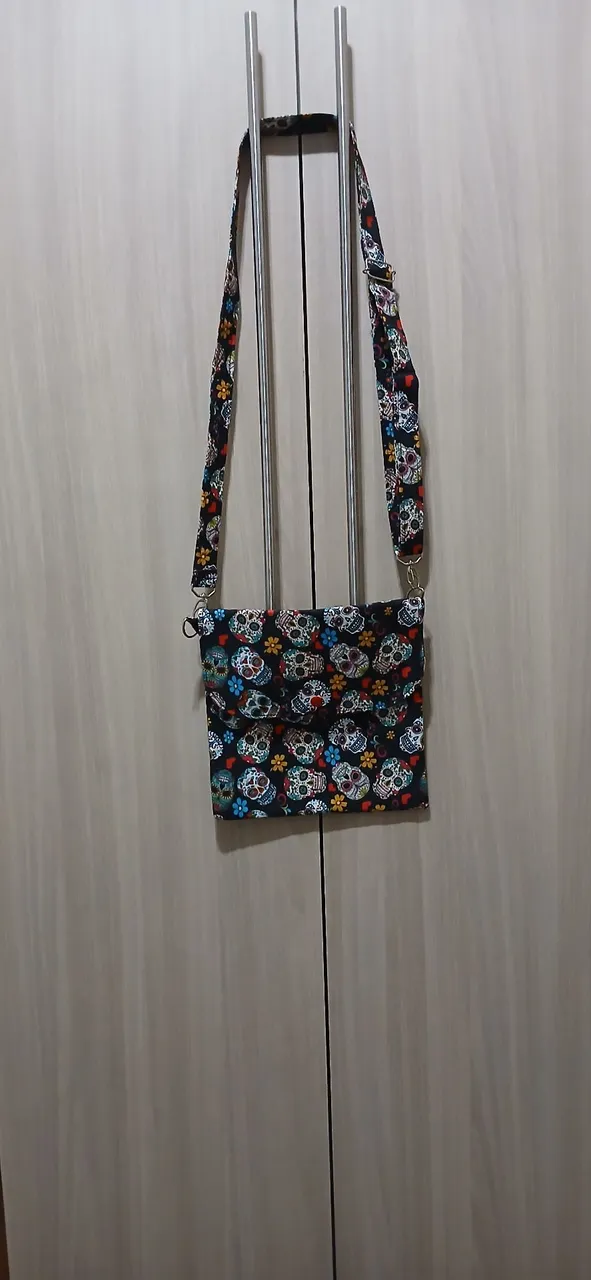 Bolsa de ombro com estampa de caveiras