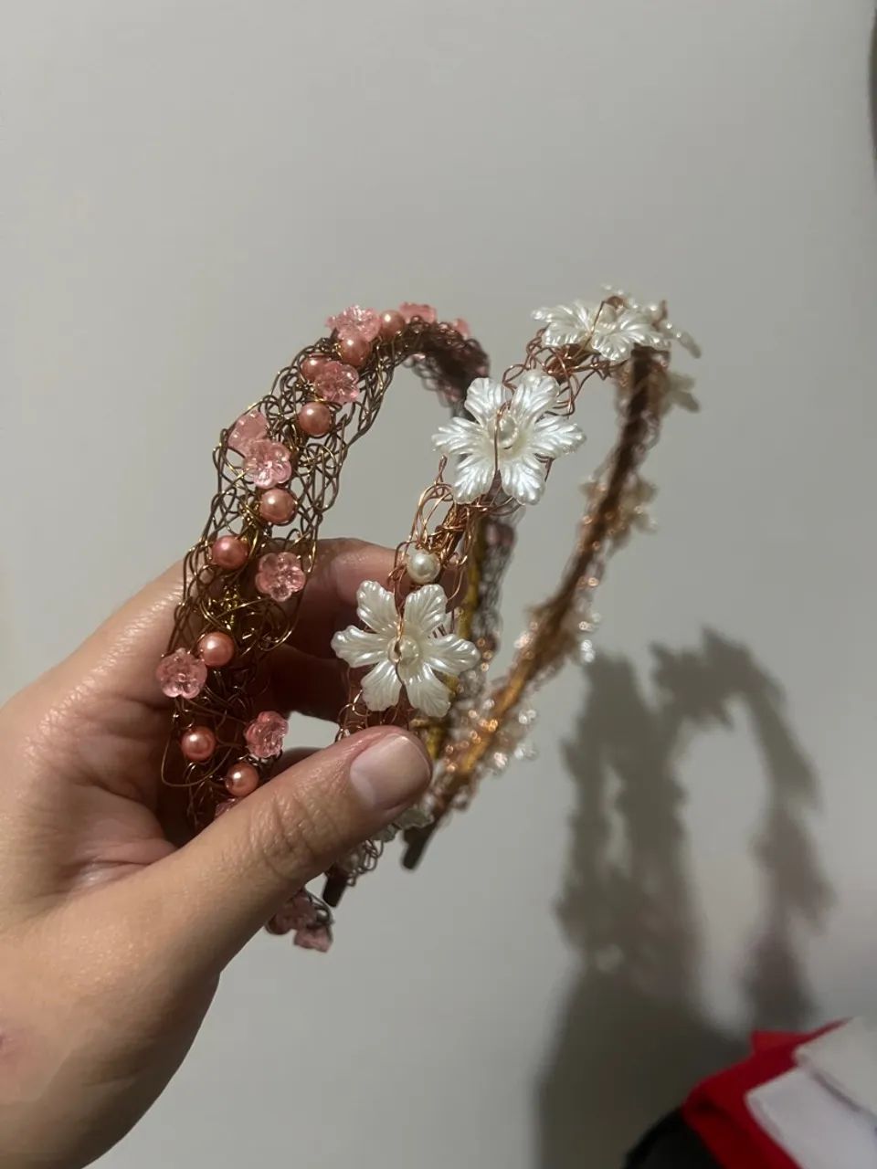 Tiara Artesanal com Flores e Pérolas - Foto 3