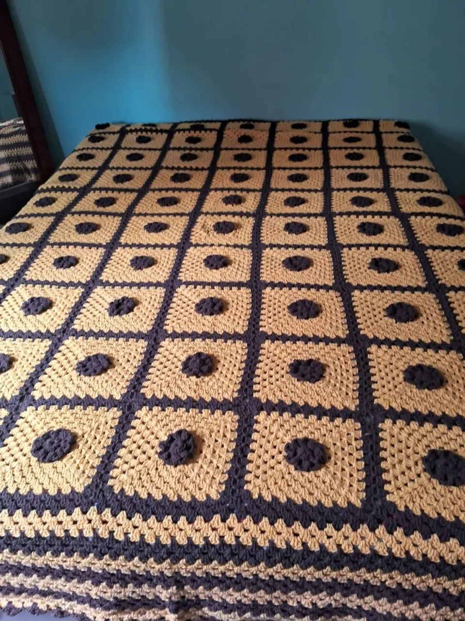 Colcha Crochê Bege e Preto e tapetes 