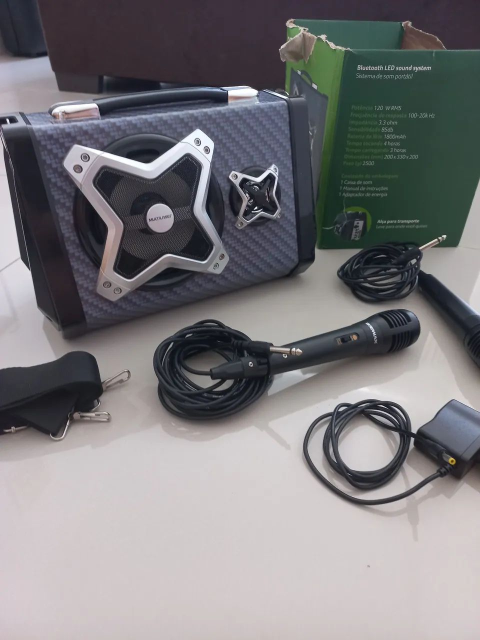 Caixa de som com microfone