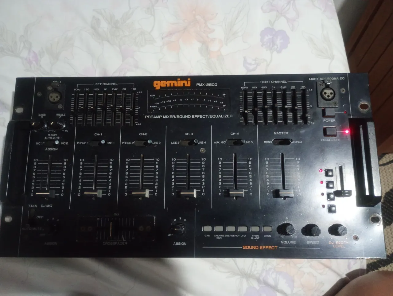 Mesa de Som Gemini PMX-2500