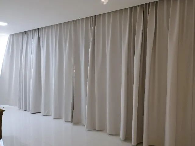 Cortina blackout, trilho suíço. Medindo 2,70m altura x 14,72 largura
