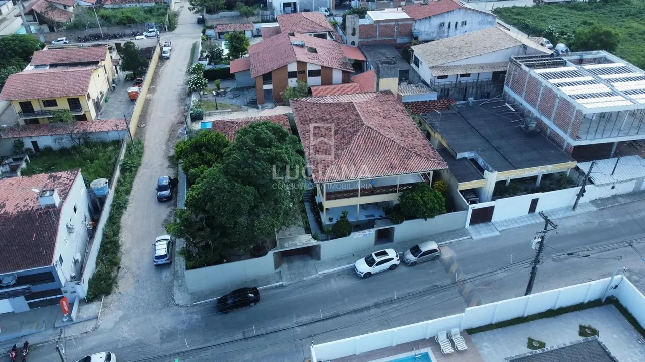 CASA PRÓXIMO A SUPERMERCADOS E LOJAS, COM TERRENO 840m²