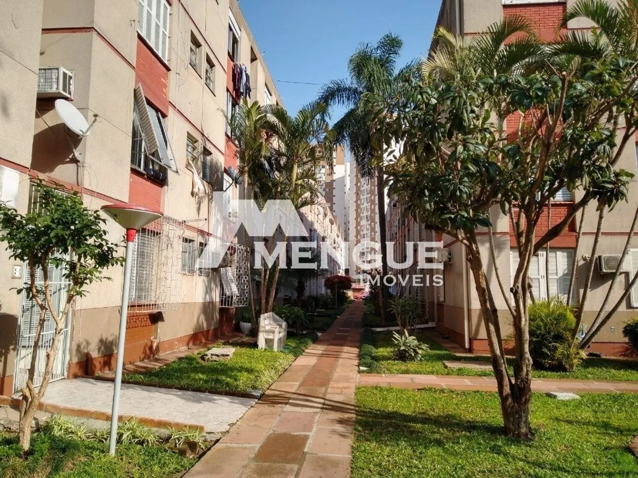 Aluga-se apartamento 2 dormitórios, no bairro Jardim Itú em Porto Alegre por R$1.100,00.