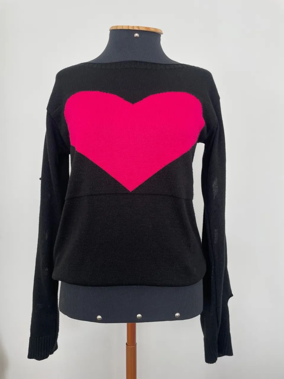 Suéter tricô preto P / M com coração Rosa