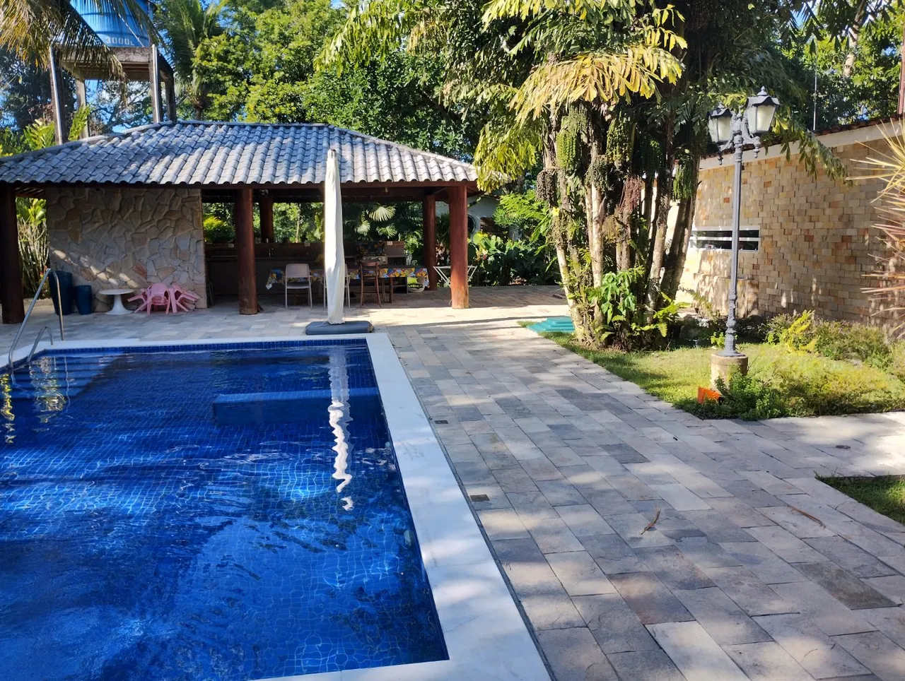 Vende-se belíssima chácara em aldeia, tudo em perfeito estado.