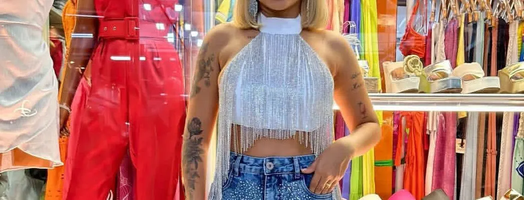 Top de franjas e calça jeans com brilho - Arrase no look!