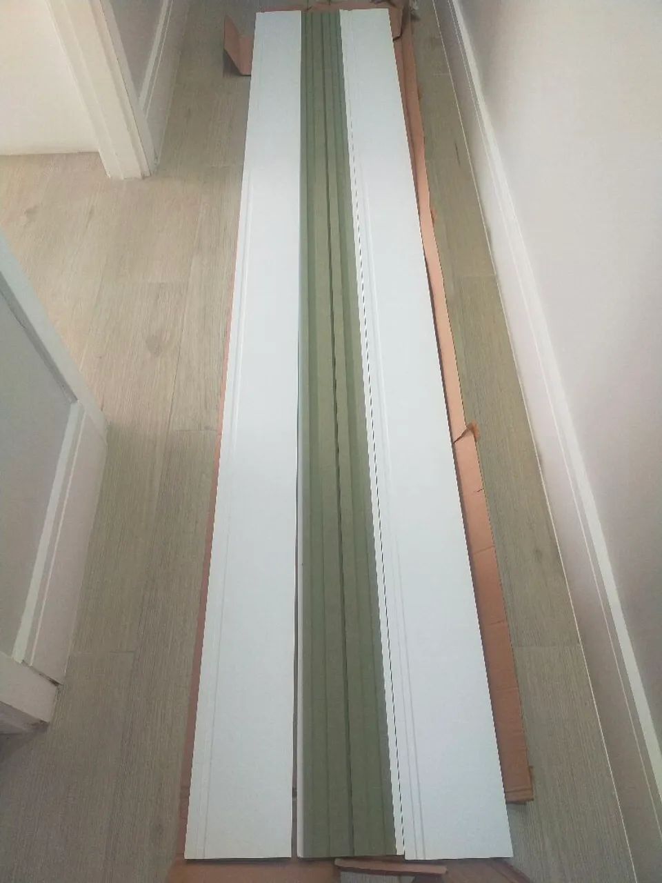 RODAPÉ BRANCO EM MDF.  Medidas2,40 Comp e 0,15 cm de Alt. São 3 unid. O do meio é o verso.