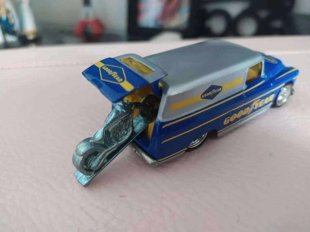 Hot Wheels Goodyear Chevy Panel - Foto 2
