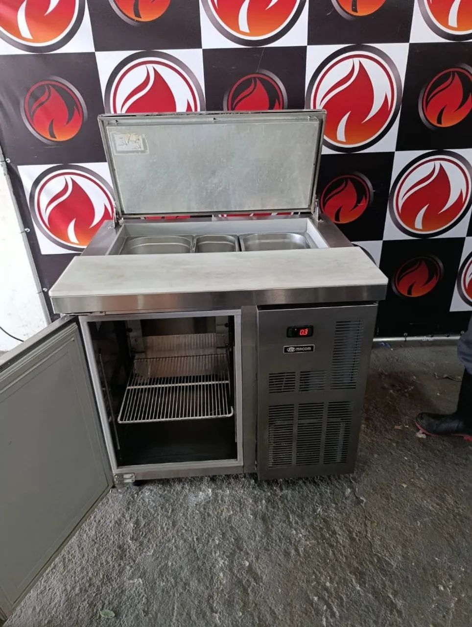 Balcão refrigerado 1 porta 220 volts marca MACOM - Foto 2