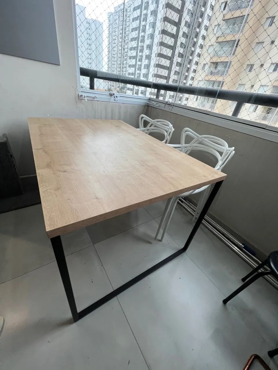 Mesa de Jantar com Tampo de Madeira e Base de Ferro
