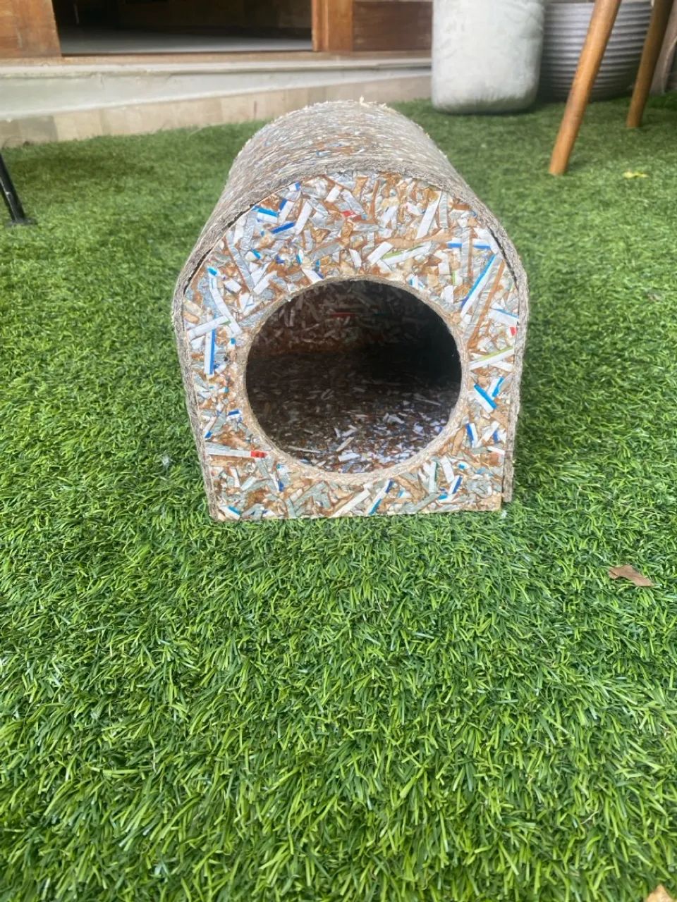 Casinha para animais de estimação feita de papel reciclado