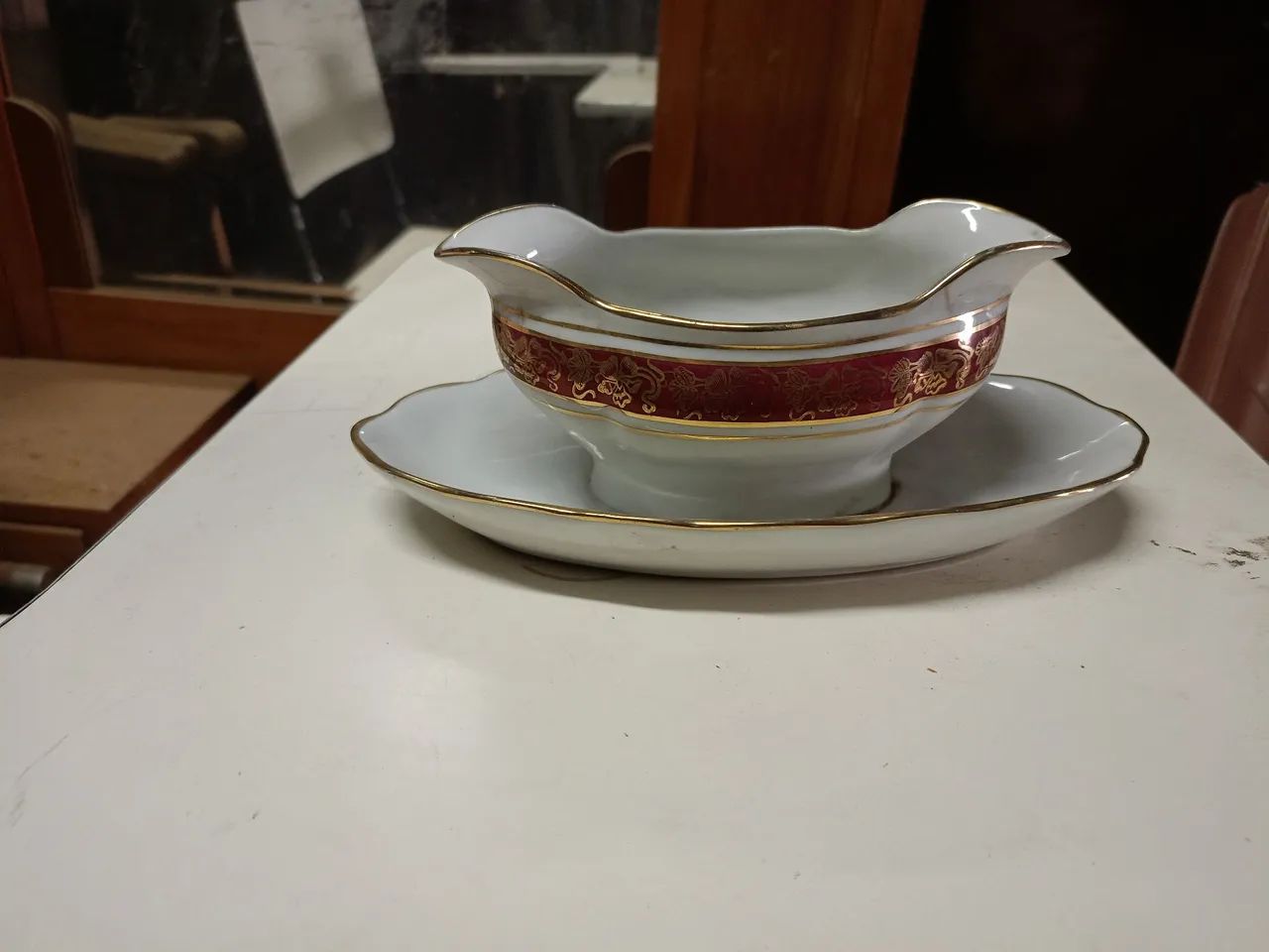 Molheira Antiga com Detalhes Dourados