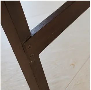 MESA COM TAMPO DE MÁRMORE 80 × 80 CM E PÉS DE MADEIRA - Foto 4