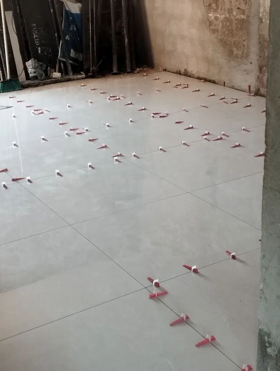 Pedreiro de acabamento profissional disponível 