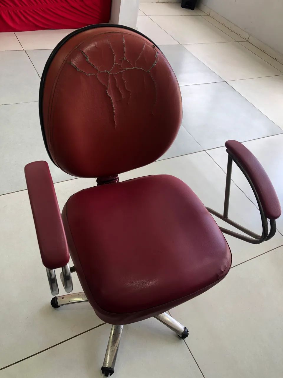 Vendo as duas cadeiras pra barbeiro  - Foto 4