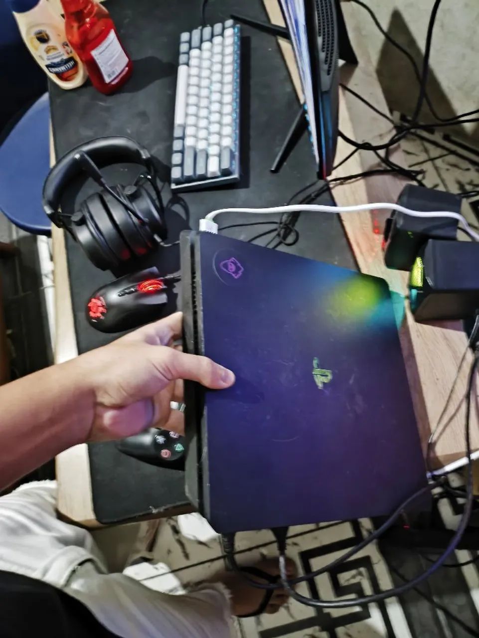 PS4 SLIM 1TB, 1 controle original e 4 jogos em cd  - Foto 2
