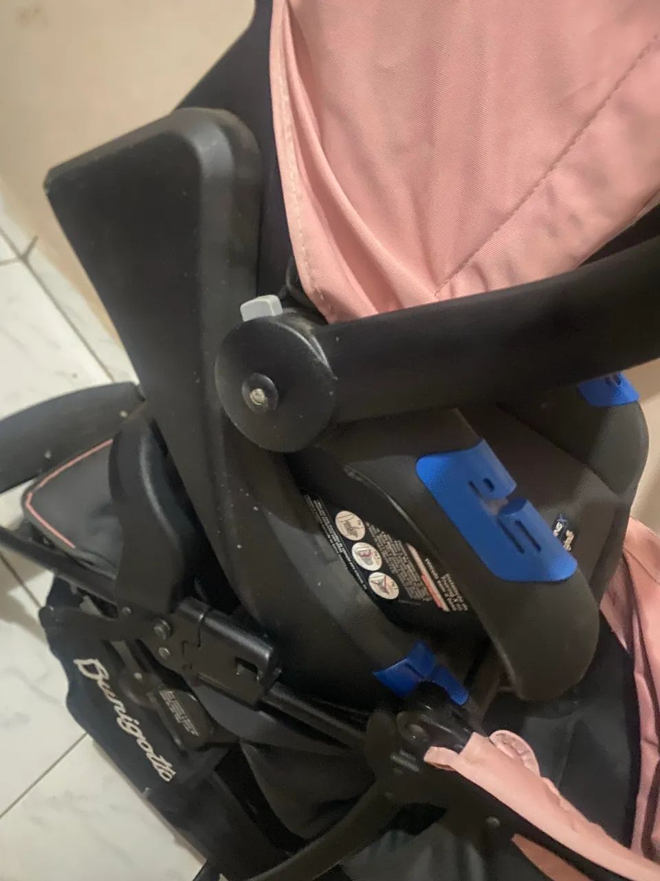 Carrinho de bebê com o bebê conforto  - Foto 4