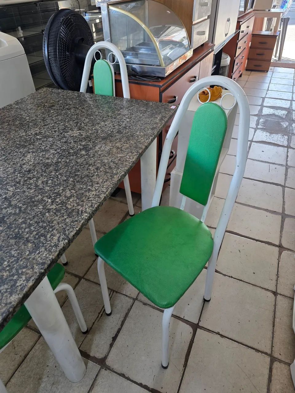 Mesa de marmore com 4 cadeiras usadas - Foto 5