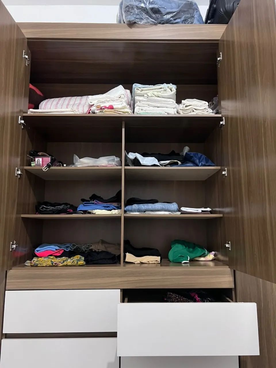 Guarda roupa casal 4 portas e 6 gavetas com espelho - Foto 3