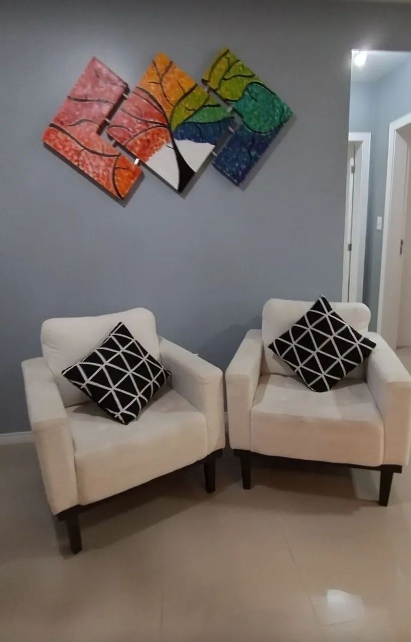 Vendo duas Poltronas  tecido linho 