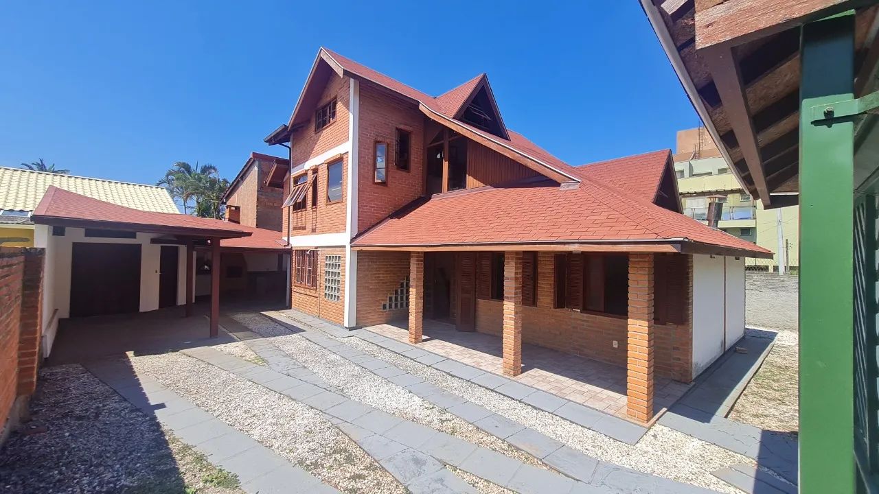 Casa de 4 dormitórios no Morro das Pedras
