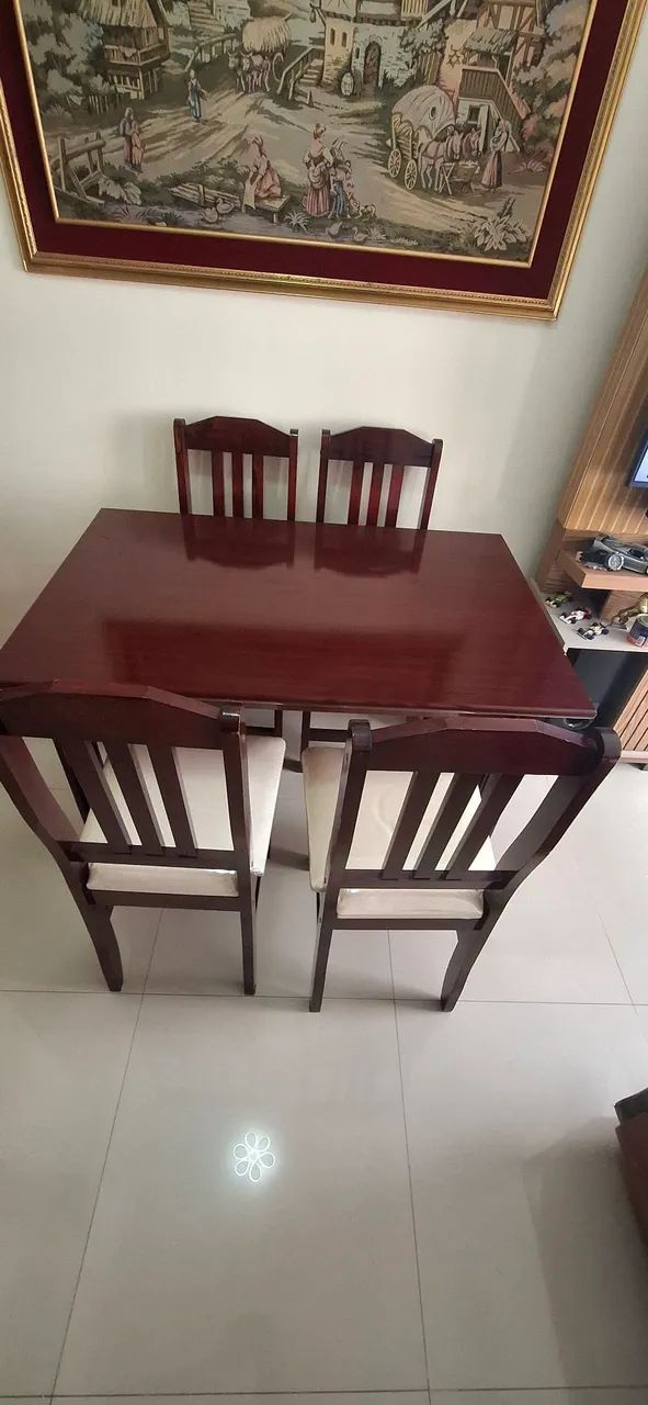 Mesa com 4 cadeiras de madeira macisa 