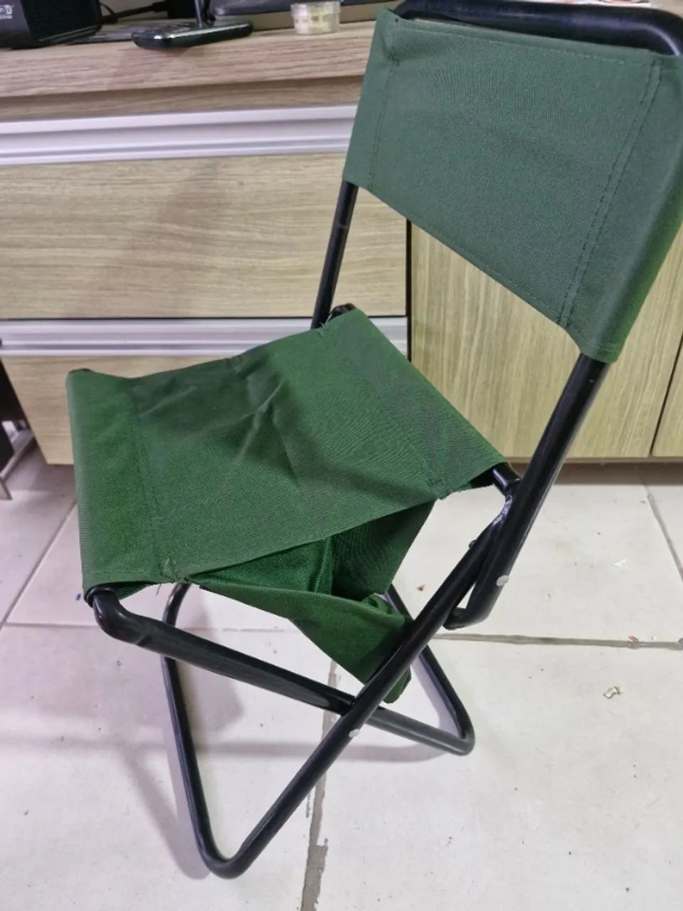 Cadeira portátil com bolsão inferior