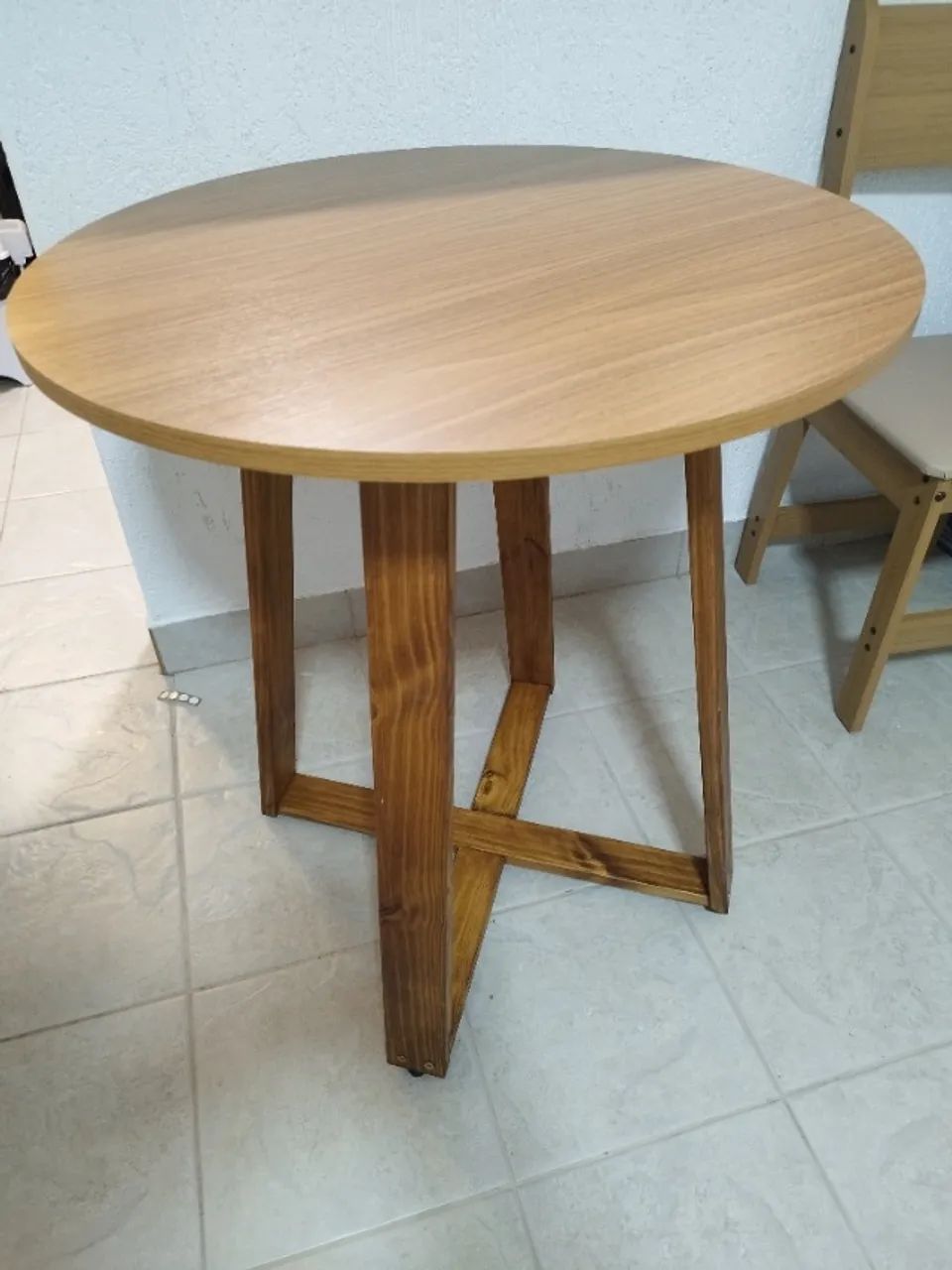 Mesa com base de madeira.  - Foto 3