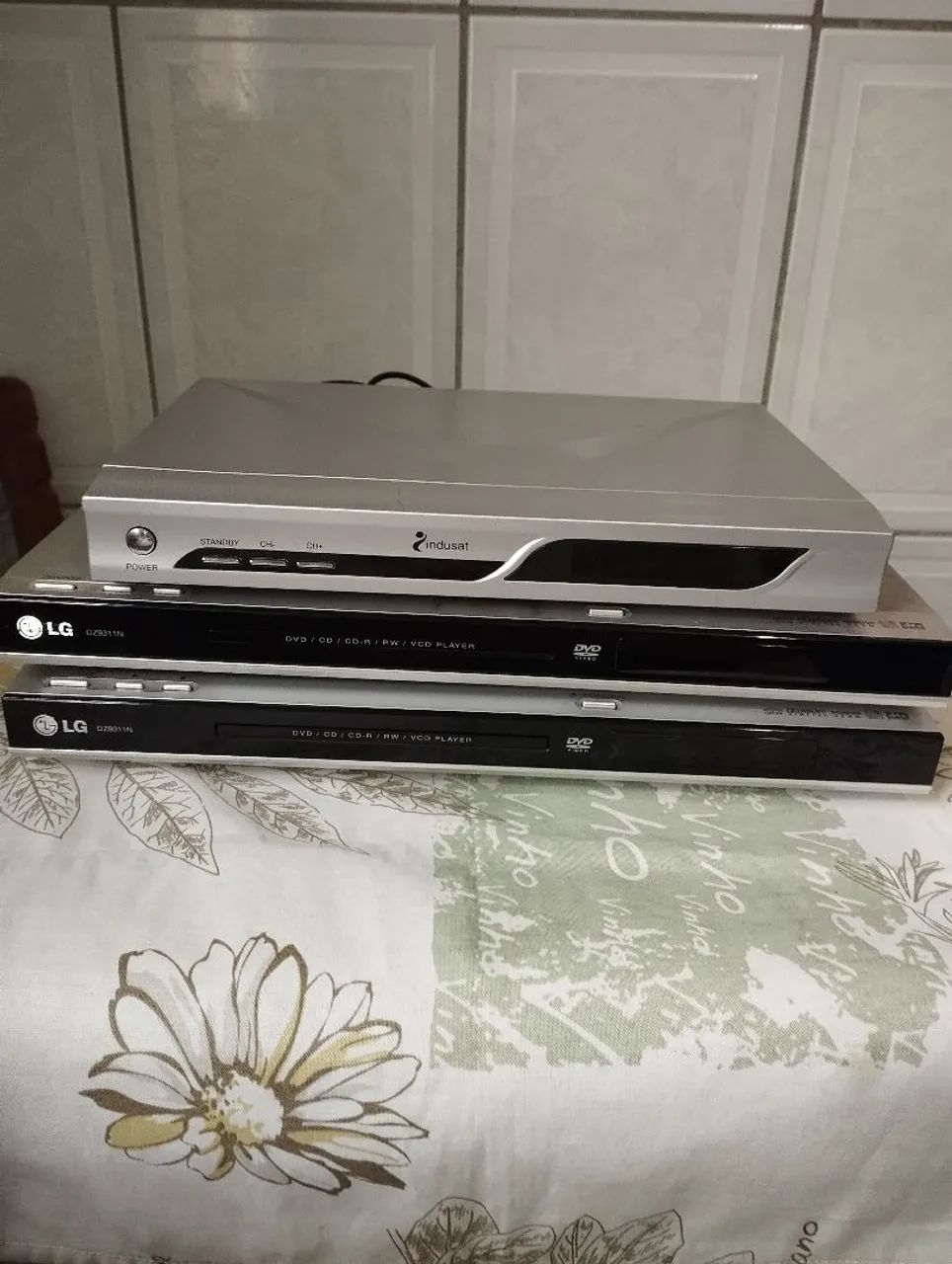 Lote de 2 DVDs e 1 receptor para parabólica. - Foto 2