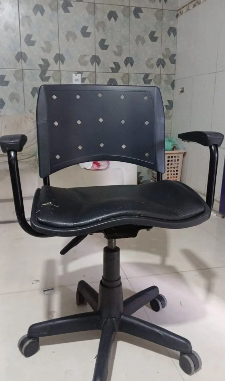 Vendo cadeira de rodinhas 
