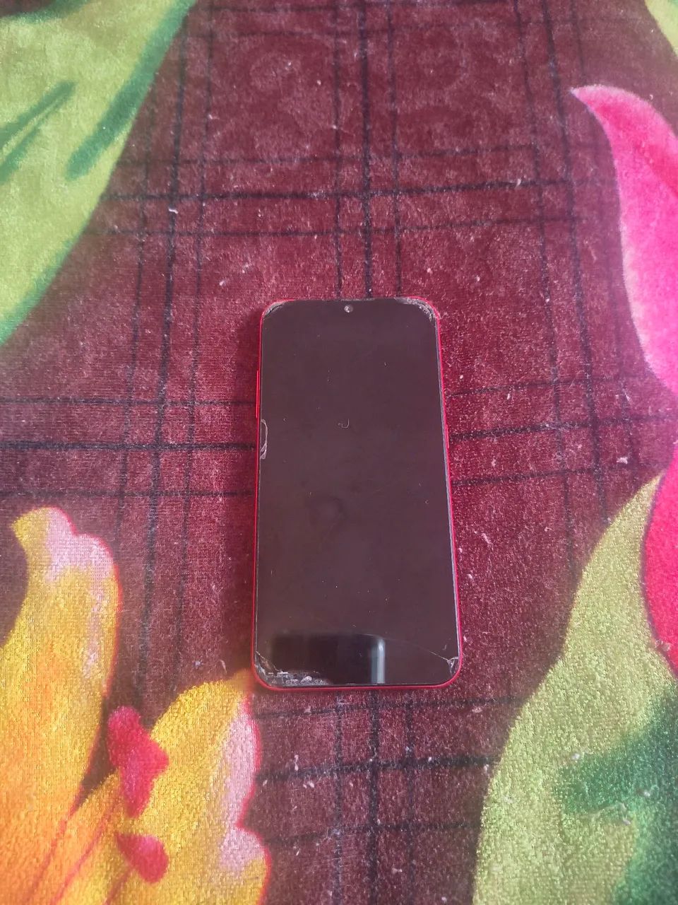 Alguém que compra celular quebrado para retirar peças