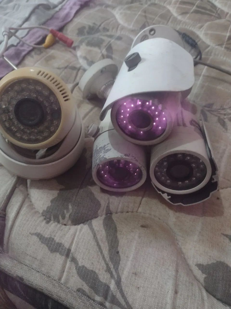 Kit DVR 4 canais , HD 260 GB,4 câmeras , 50m cabos CFTV , fonte 5 Amperes 