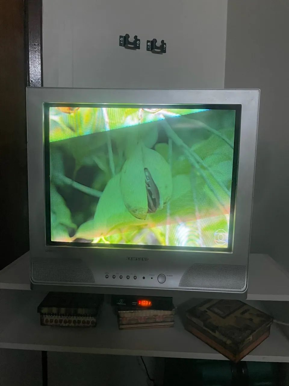 Vendo tv tubo com conversor funcionando perfeitamente  - Foto 2