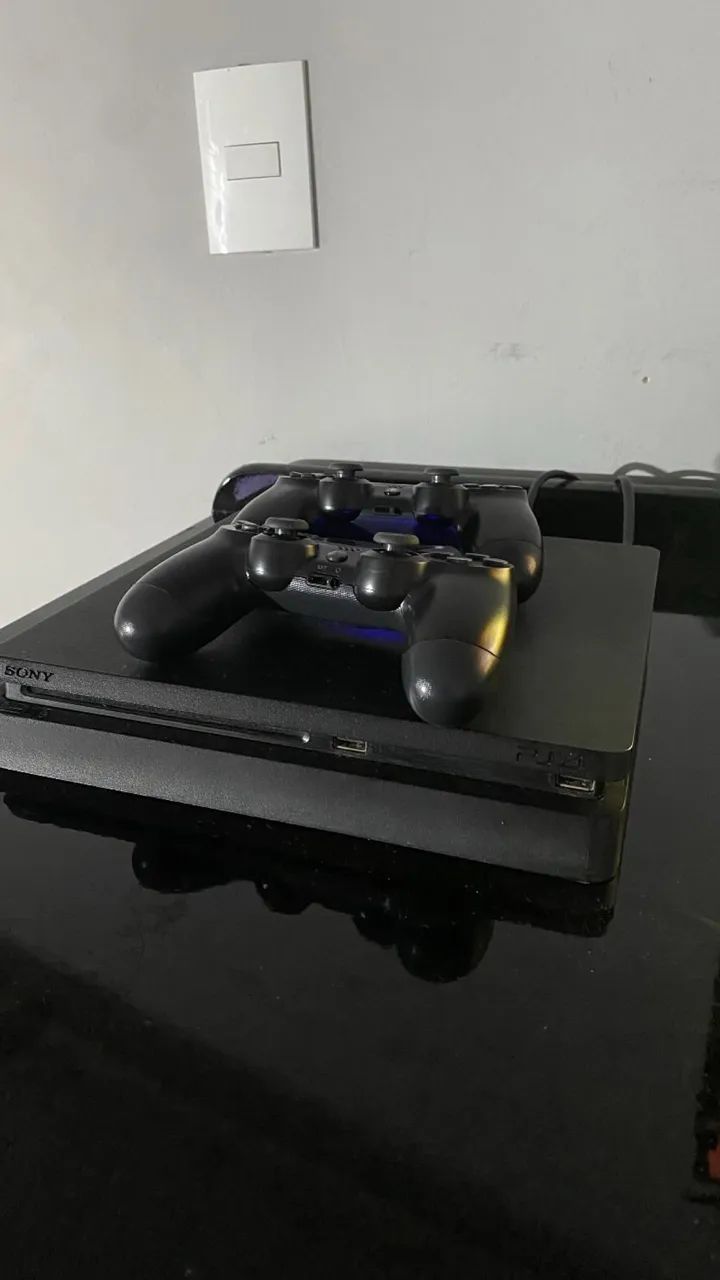 PS4 Slim de 500GB com 2 controles ?