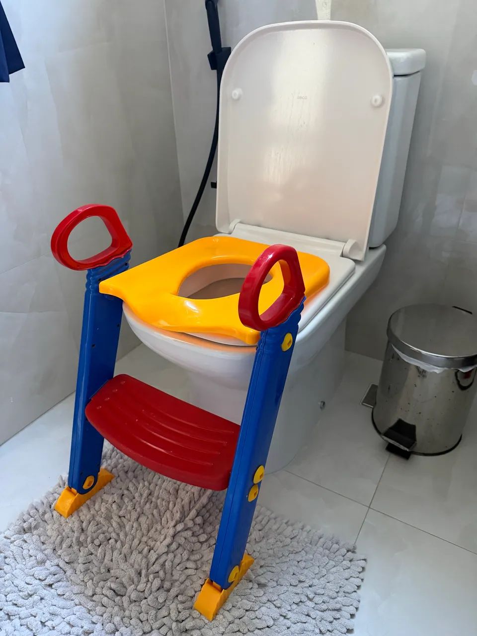 Escada infantil redutora de vaso sanitário