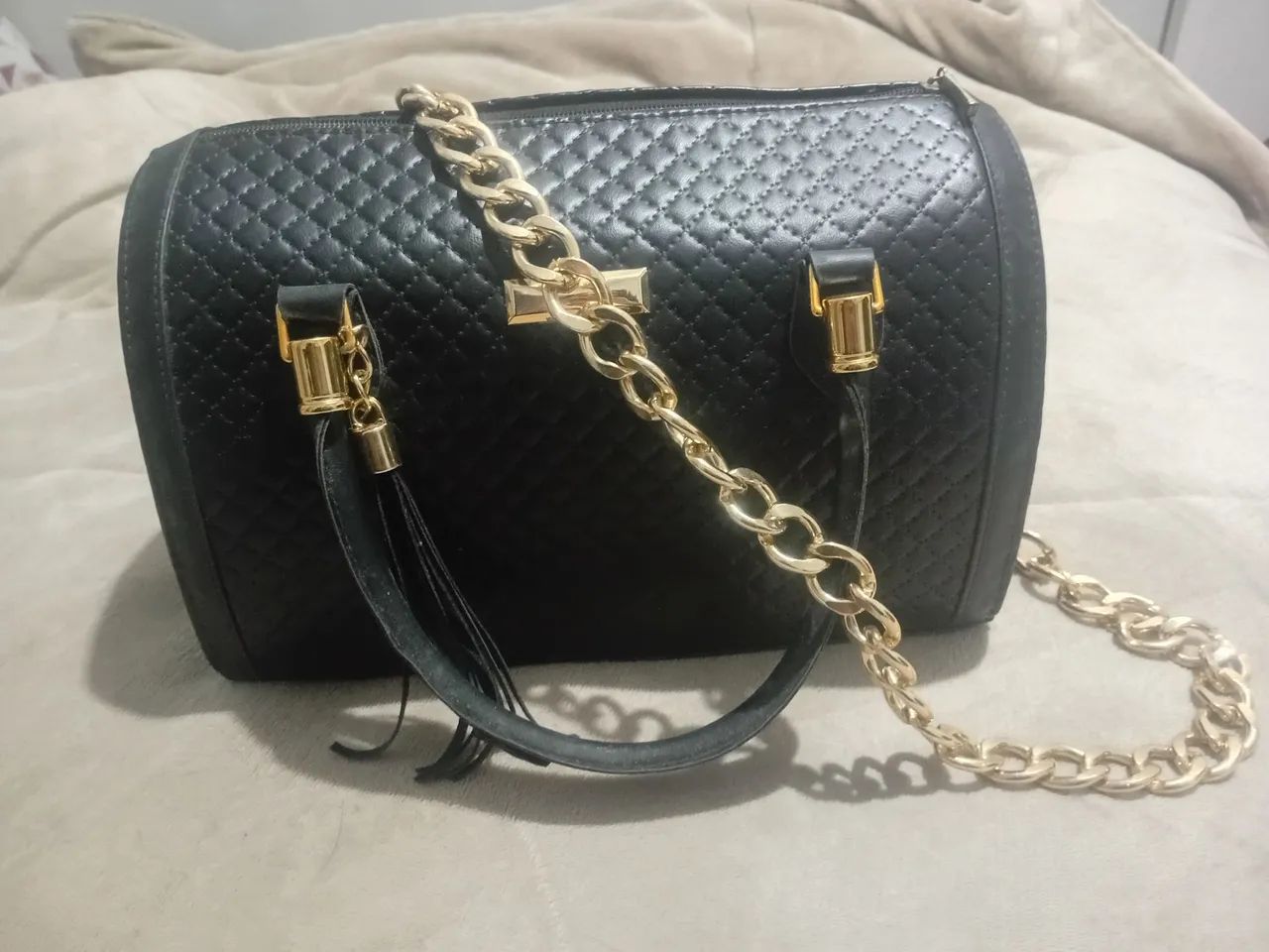 Vendo linda bolsa preta com alça em corrente dourada.  - Foto 2