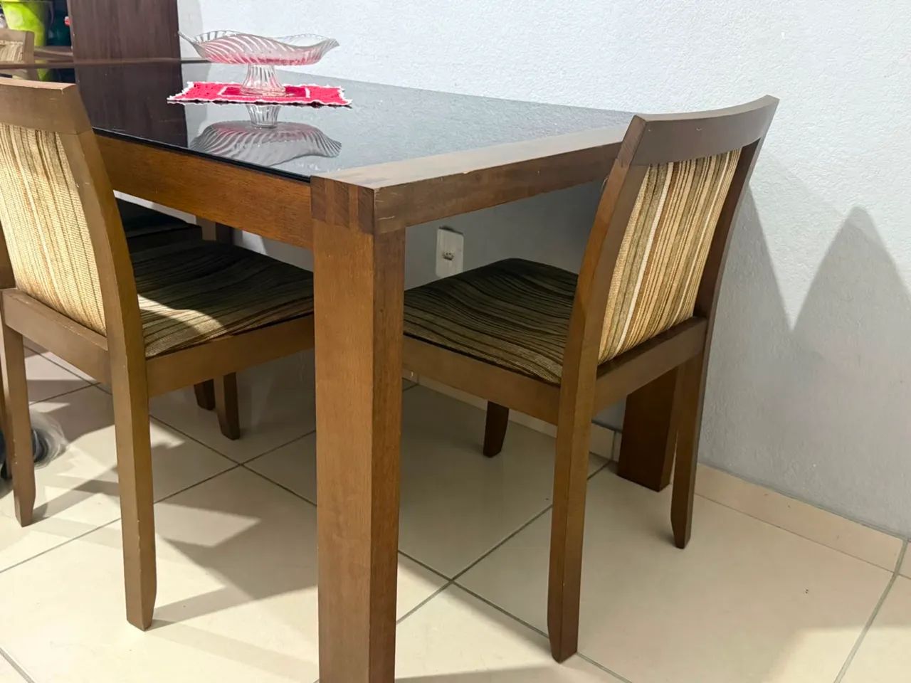 Vendo mesa com 6 cadeiras  - Foto 2
