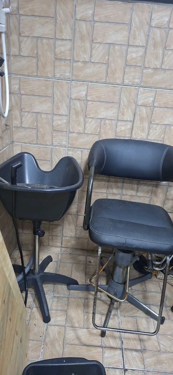 Vende-se caira de barbeiro, tenho duas cadeiras  e um lavatório.  - Foto 2