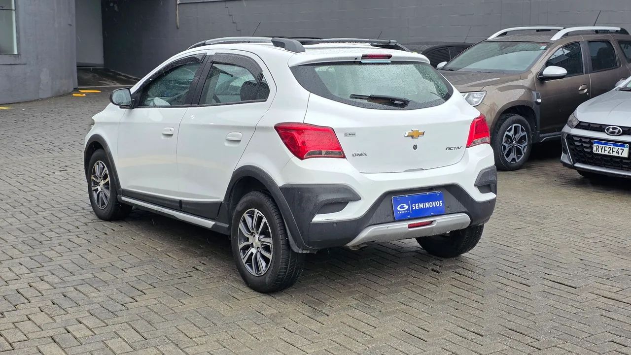 Chevrolet Onix Activ 1.4 8V Flex Mec. 4P 2018 - Foto 4