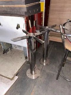 pés de mesa - de ferro cromado de fixar no chão