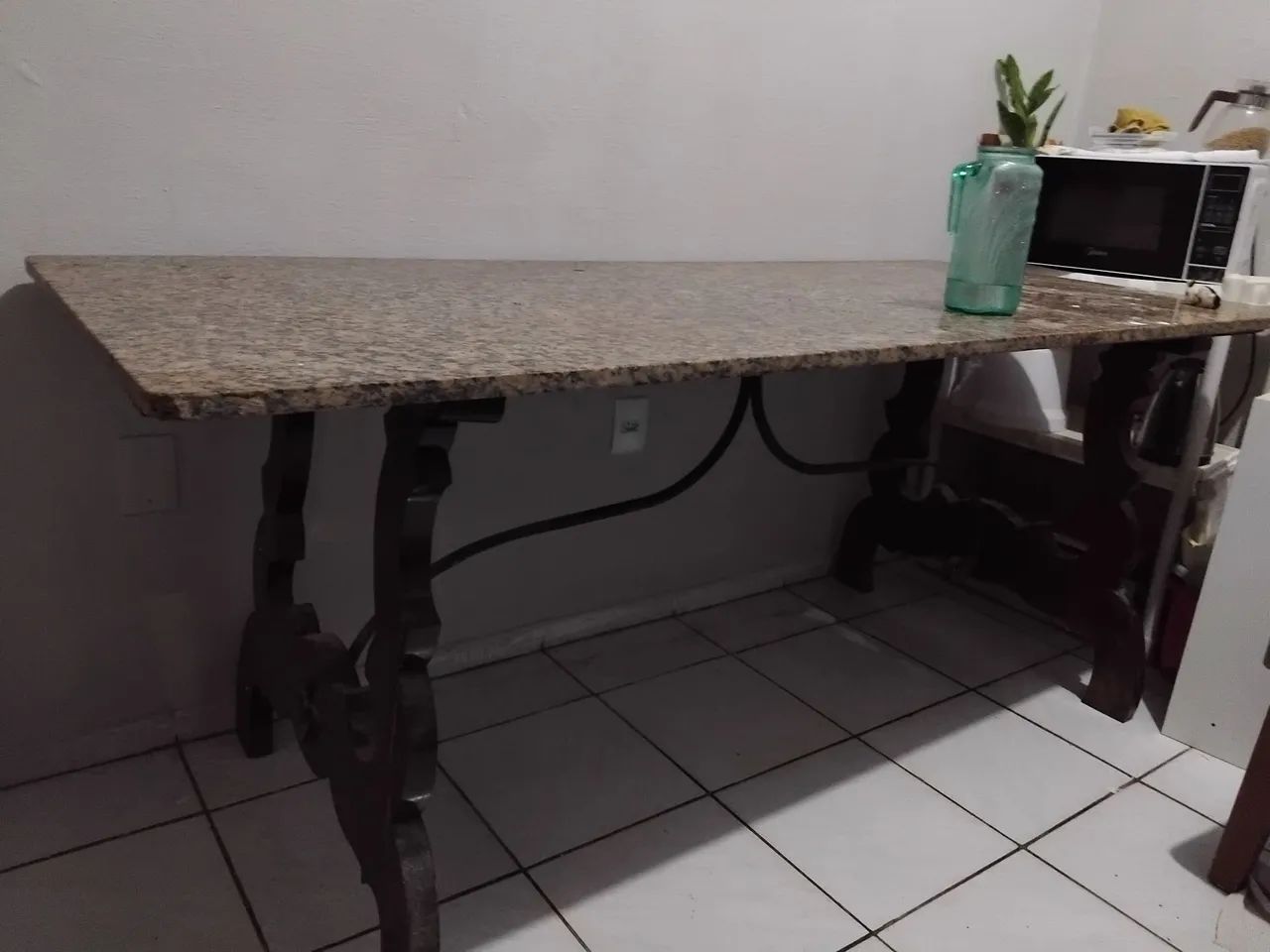 Vende mesa de mármore.detalhe retirada no local.