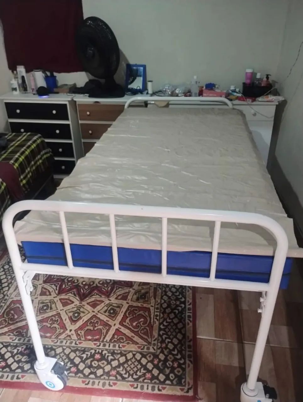 Uma cama, com colchão pormatico 