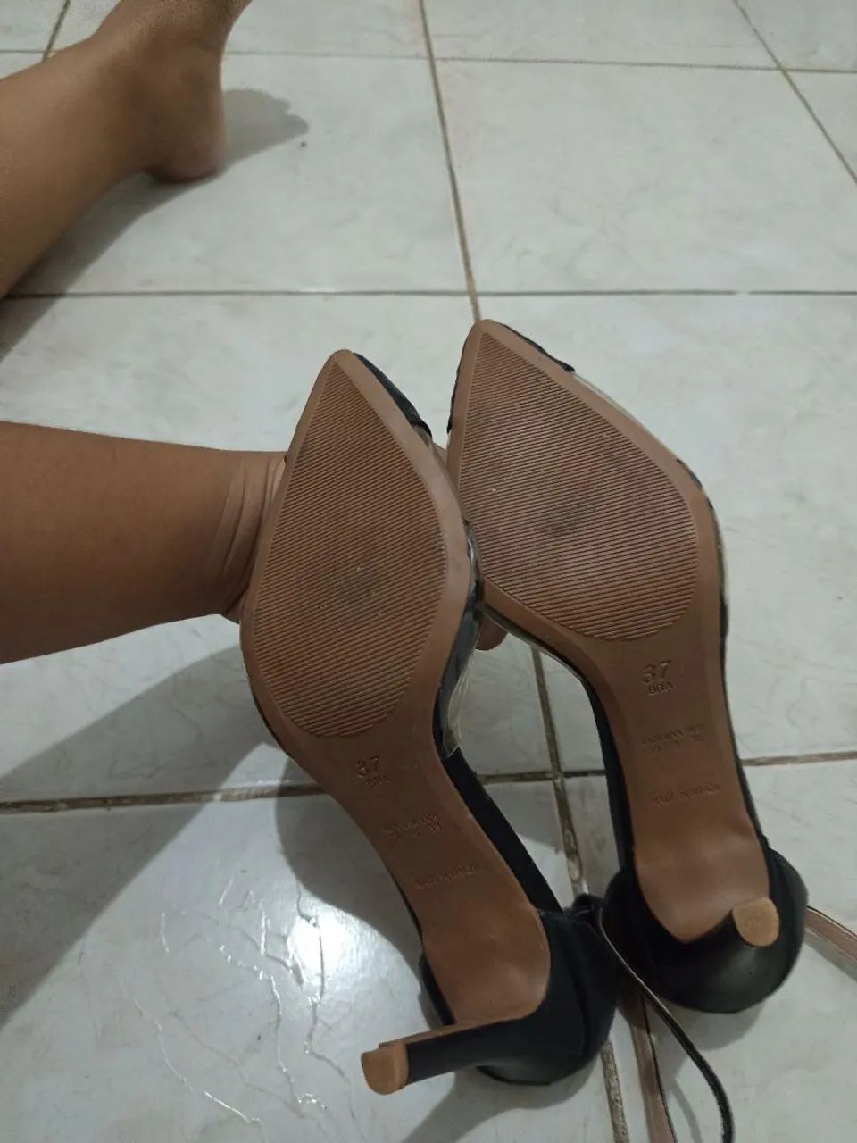 Scarpin preta com detalhe transparente  - Foto 3