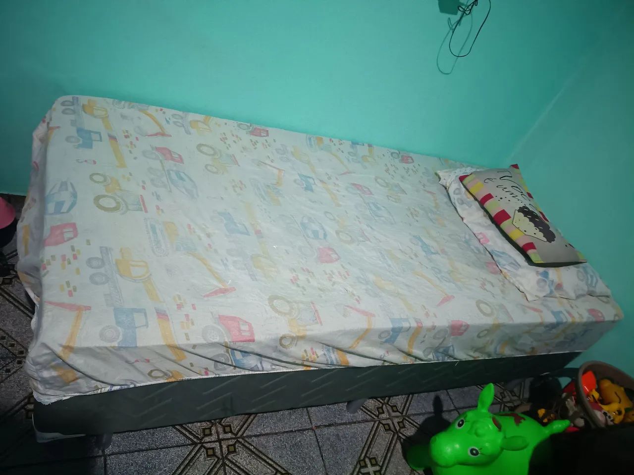 Vendo cama box solteiro padrão 