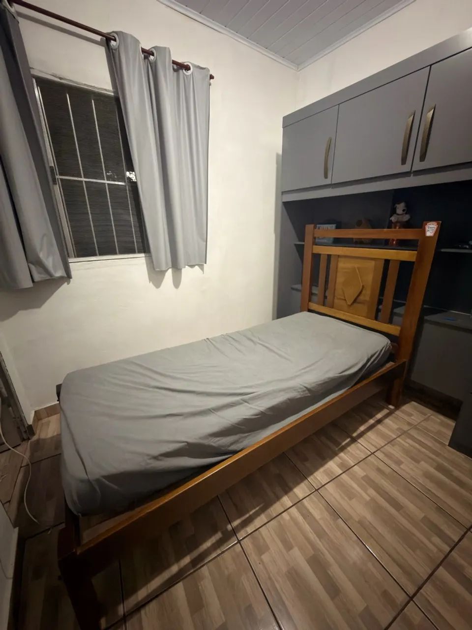 Cama de solteiro com colchão - madeira maciça 