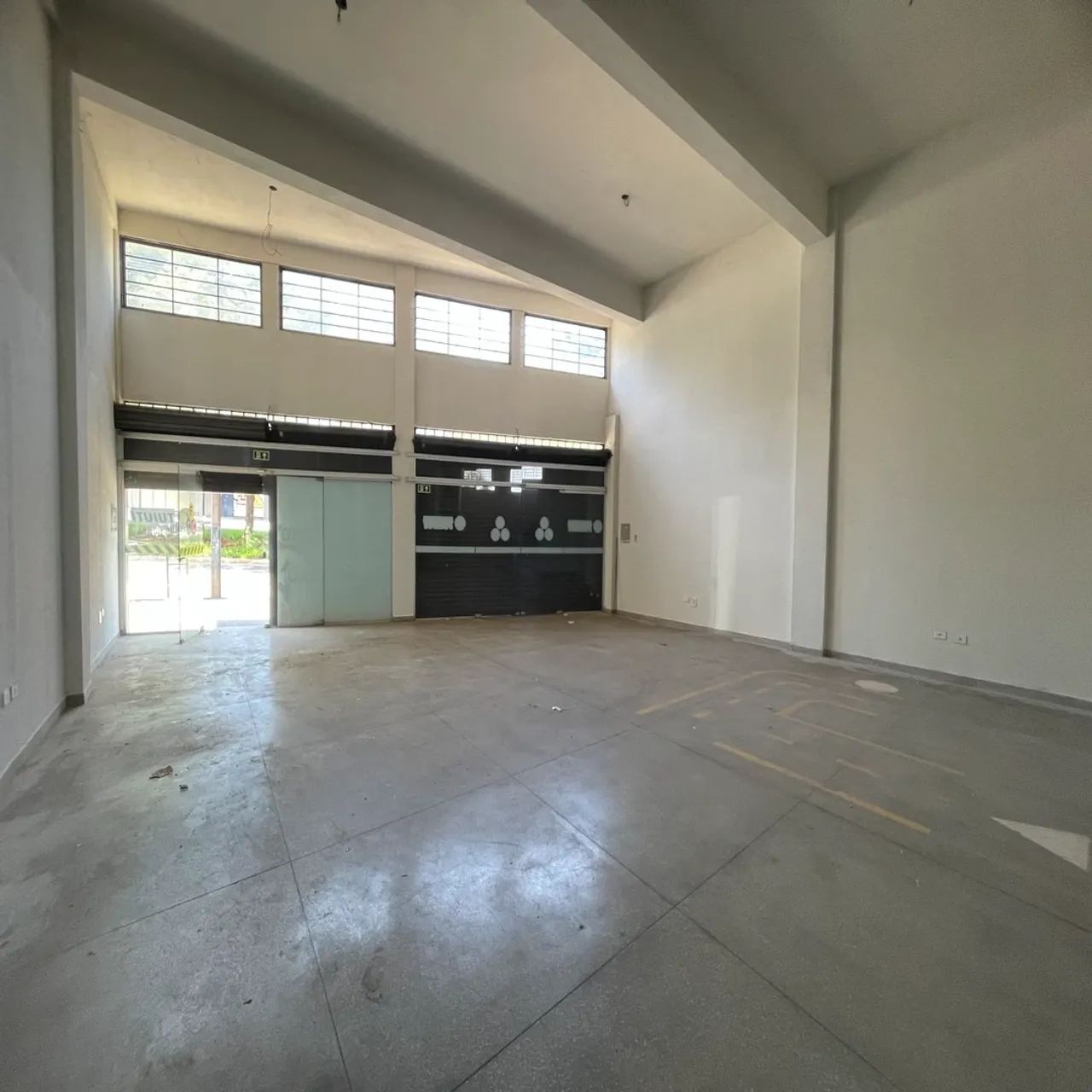 Salão comercial com 260m² na Avenida Tuiuti - Maringá / Paraná