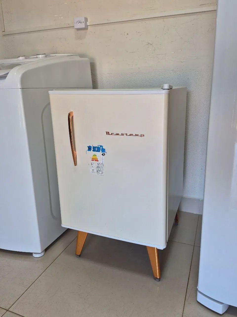 Frigobar Brastemp modelo retrô 76 litros 