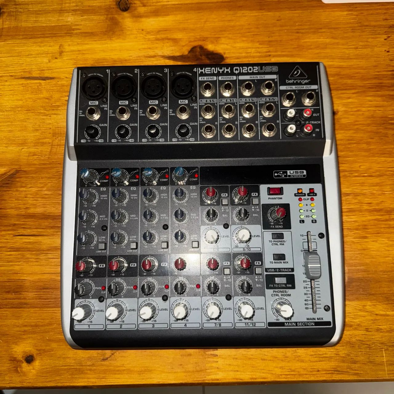 Mesa Behringer Xenyx Q1202 USB - 127V - Foto 2